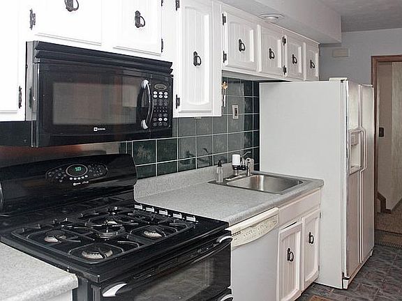5th image of 17873 Tallyho Dr E