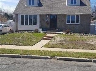 470 Whittier Ave, Levittown, NY 11756