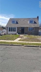 470 Whittier Ave, Levittown, NY, 11756
