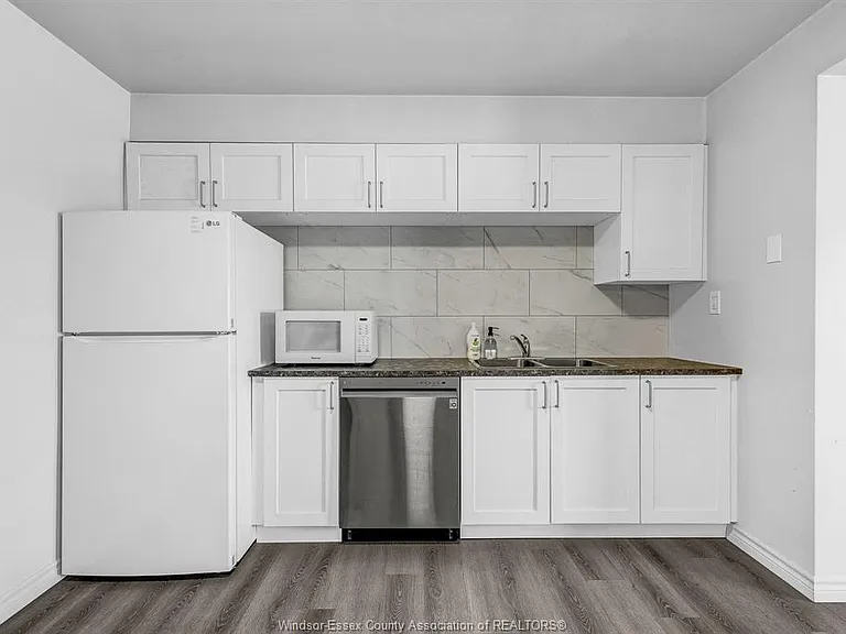 2136 Wyandotte St W #32 — Photo 11