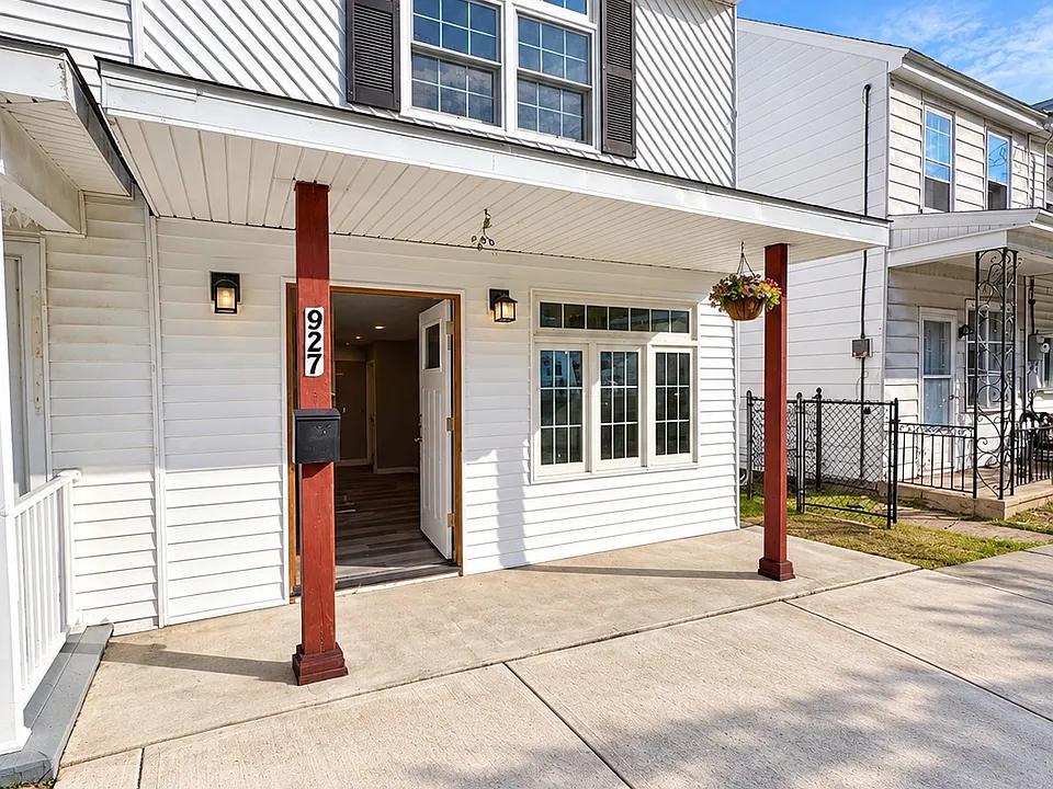 927 Brock St