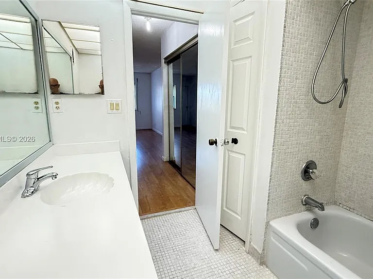 240 Lakeview Dr #306 — Photo 10