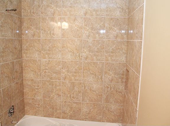 Main level tiled tub/shower
