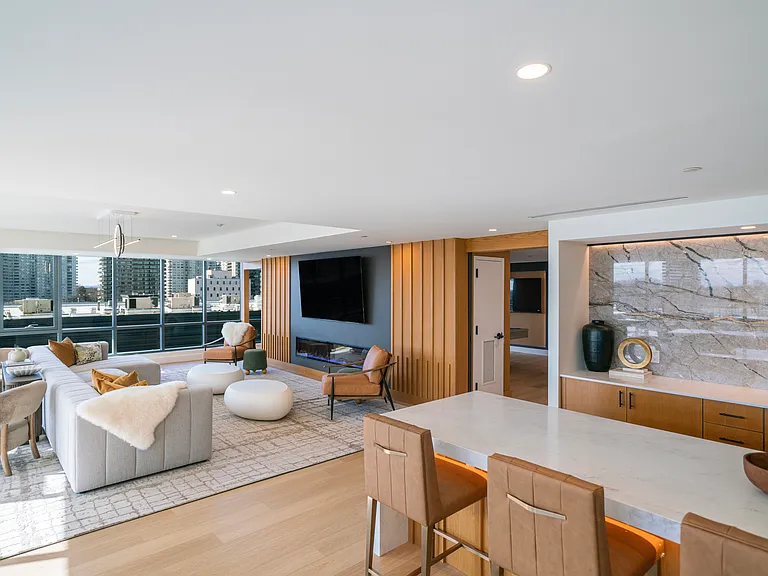 2032 1/2 Hudson St #705 — Photo 12