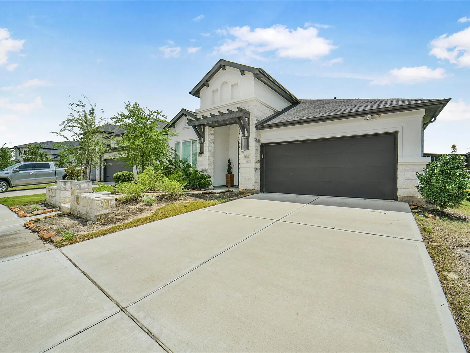 4 bed, 3.5 bath, 2803 sqft, $3,500 — Photo 2