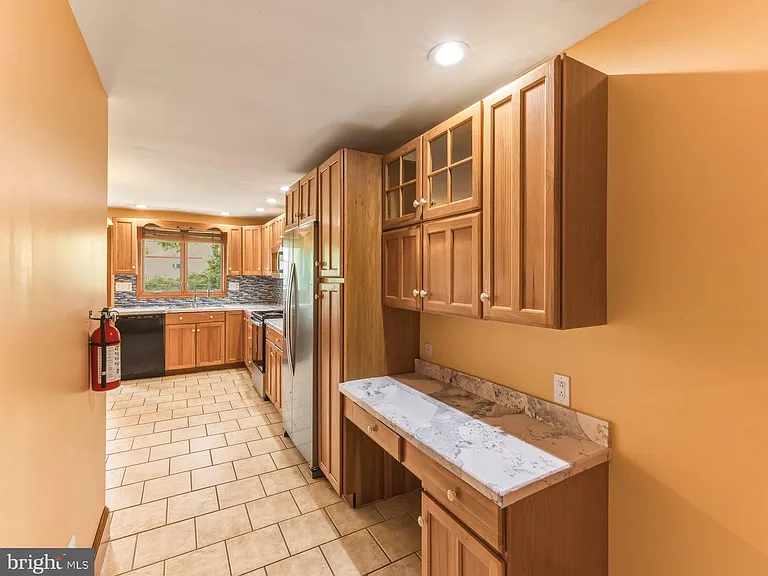 466 Logan Ave — Photo 7