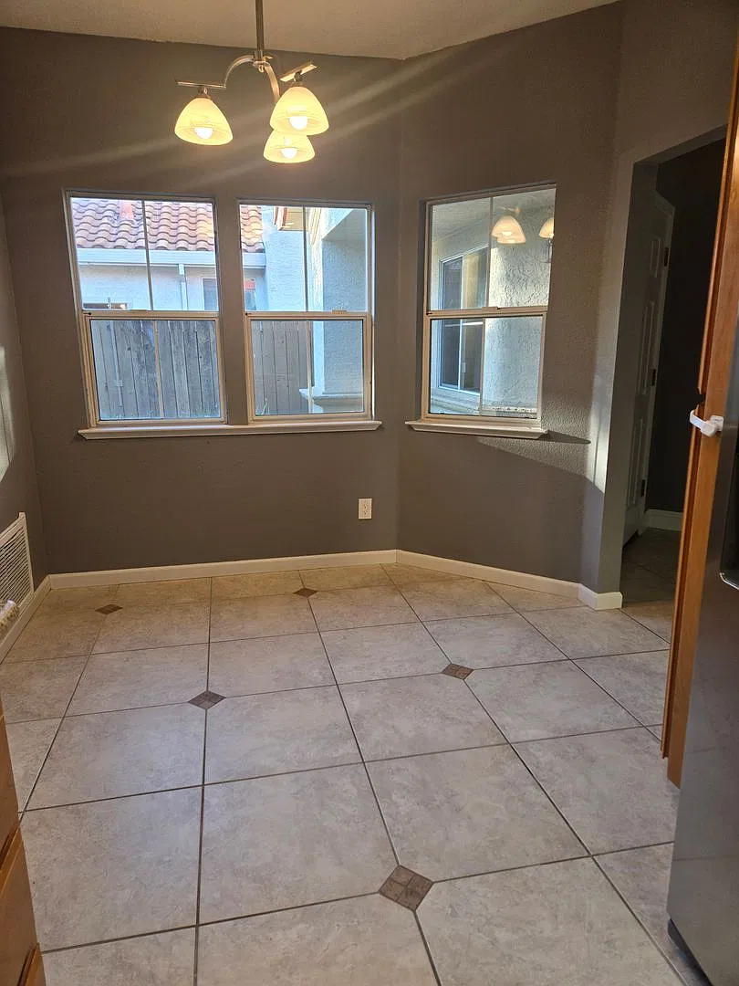 Broadstone - 3bdrm, 2 bath - Close to Shopping, Park & Schools! — Photo 4