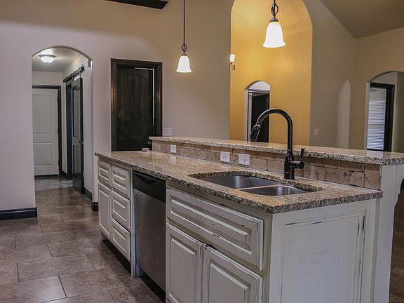 4th image of 1004 Lindsey Ln