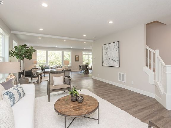 Living Room/Entrance>