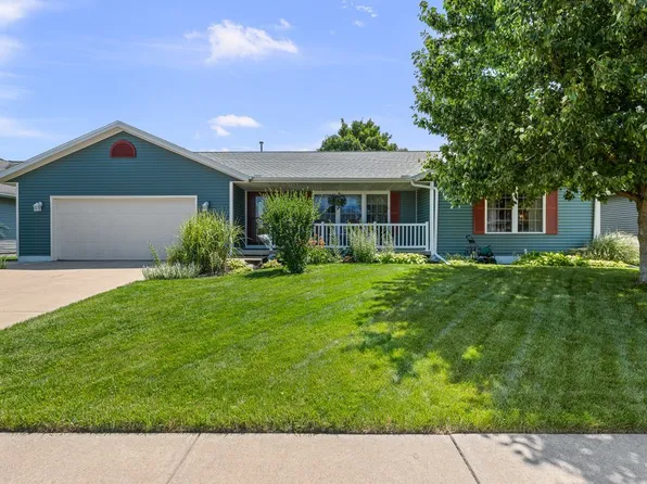 405 Michelle Ln, Walcott, IA 52773