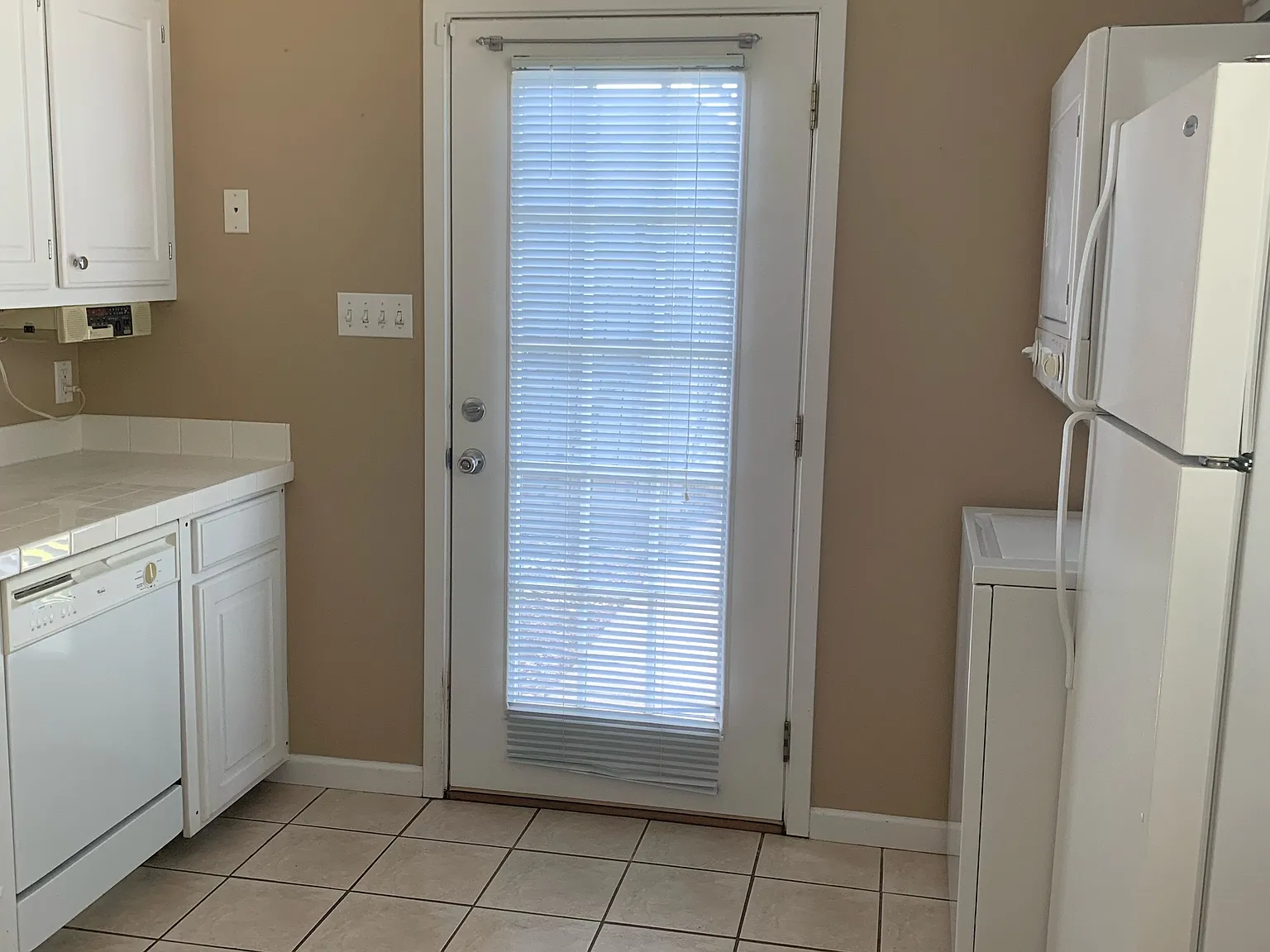 2 bed, 900 sqft, $1,100 — Photo 2