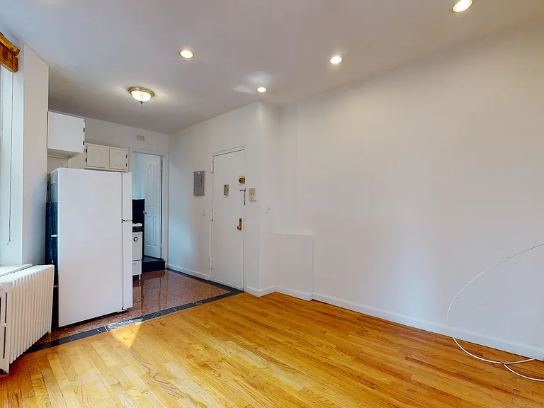 214 E 10th St #22 — Photo 5