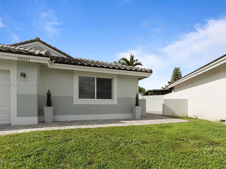 15037 Brighton Ln — Photo 2