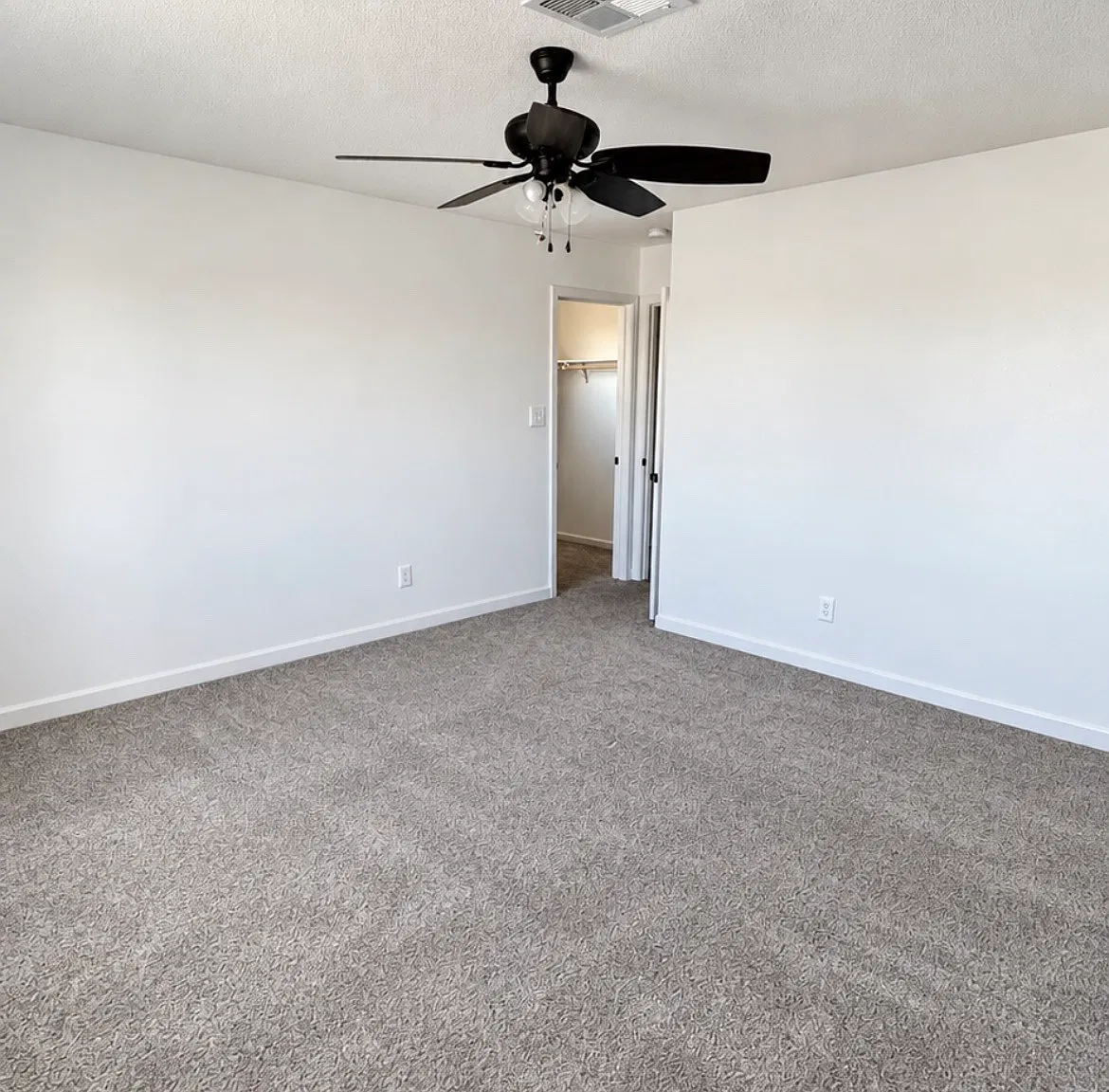4 bed, 2.5 bath, 2115 sqft, $2,000 — Photo 3