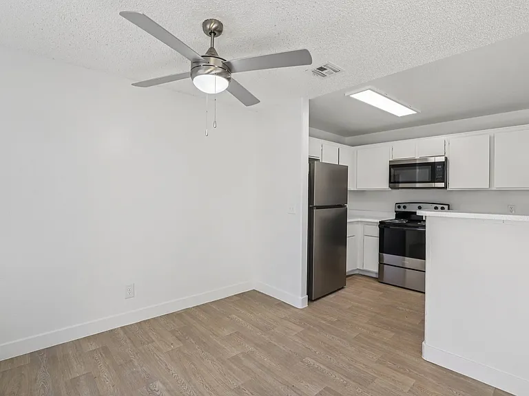 Desert Vistas Apartments — Photo 7