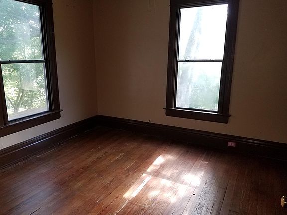 4th image of 543 Egan St