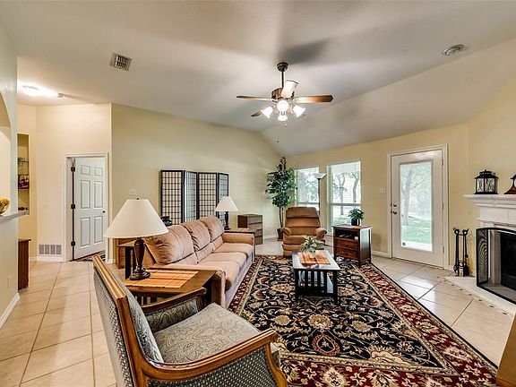 3rd image of 216 Lakeside Oaks Cir