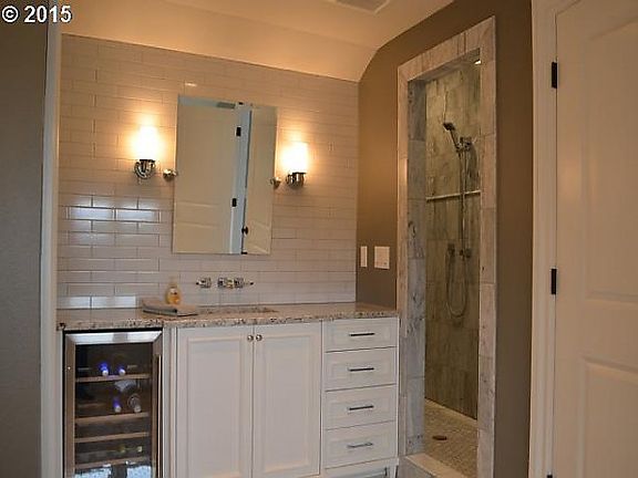 4th image of 20220 NE Karlsen Dr