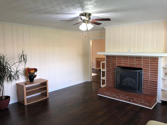 2nd image of 3809 Steinhauer Rd NE