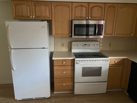 5th image of 447 N Gates Ave APT 1