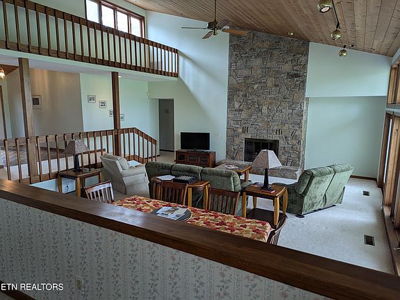 4th image of 124 Sugarbush Cir