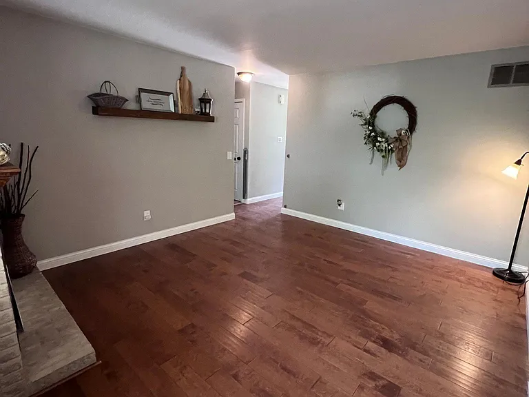 233 Walden Ct — Photo 3
