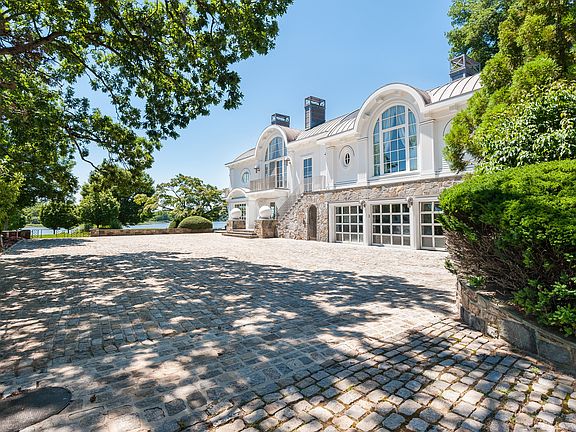 Belgian Block Courtyard