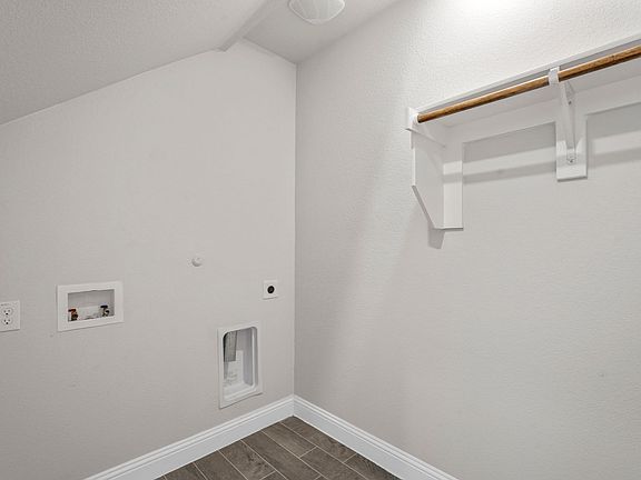 5th image of 6124 Horsetail Dr