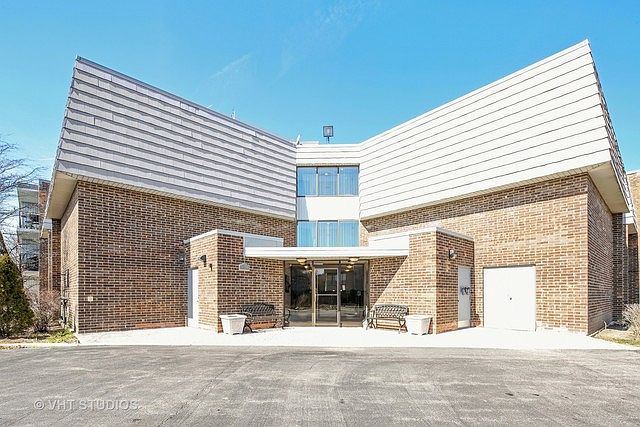 1st image of 924 S Lake Ct APT 106