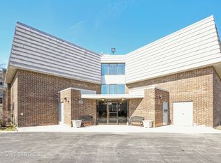 924 S Lake Ct APT 106, Westmont, IL 60559
