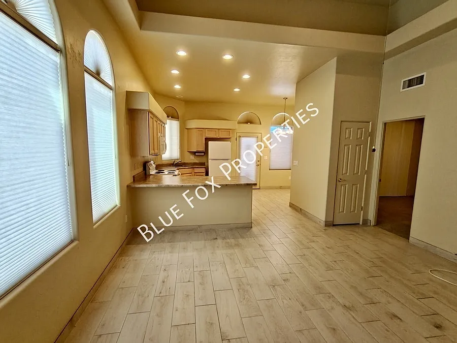 2353 W Via Di Silvio — Photo 3