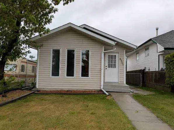 4727 W 44th St, Sylvan Lake, AB T4S 1N5