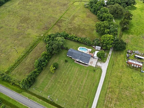 2nd image of 804 Otter Rd