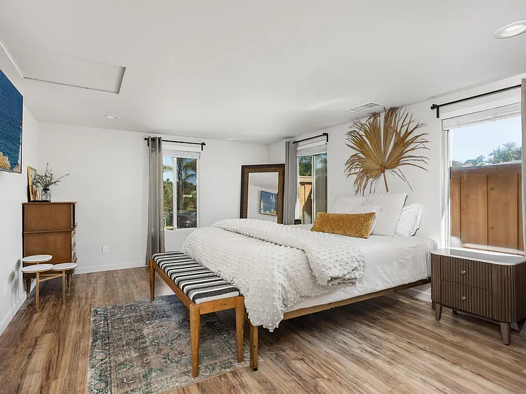 Los Cerritos Ln — Photo 23