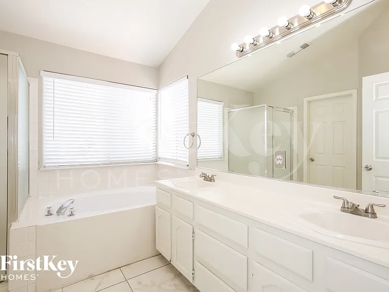 8041 Hilliard Ave — Photo 11