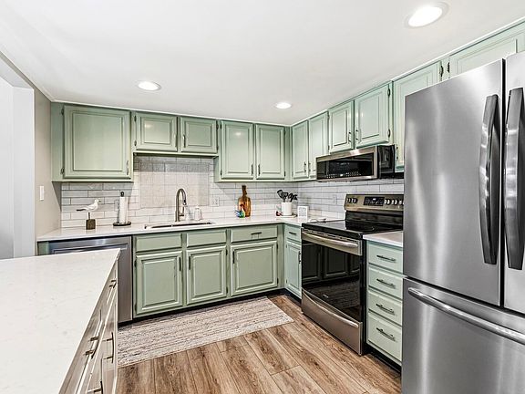 4th image of 1077 Greenleaf Blvd