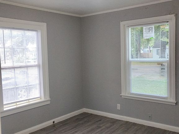 4th image of 1611 Holly St