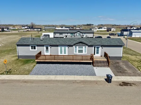 3 S Meadowplace Mnr E, Brooks, AB T1R 0W7