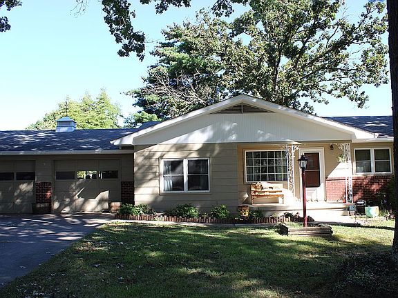 Nice shady driveway and yard