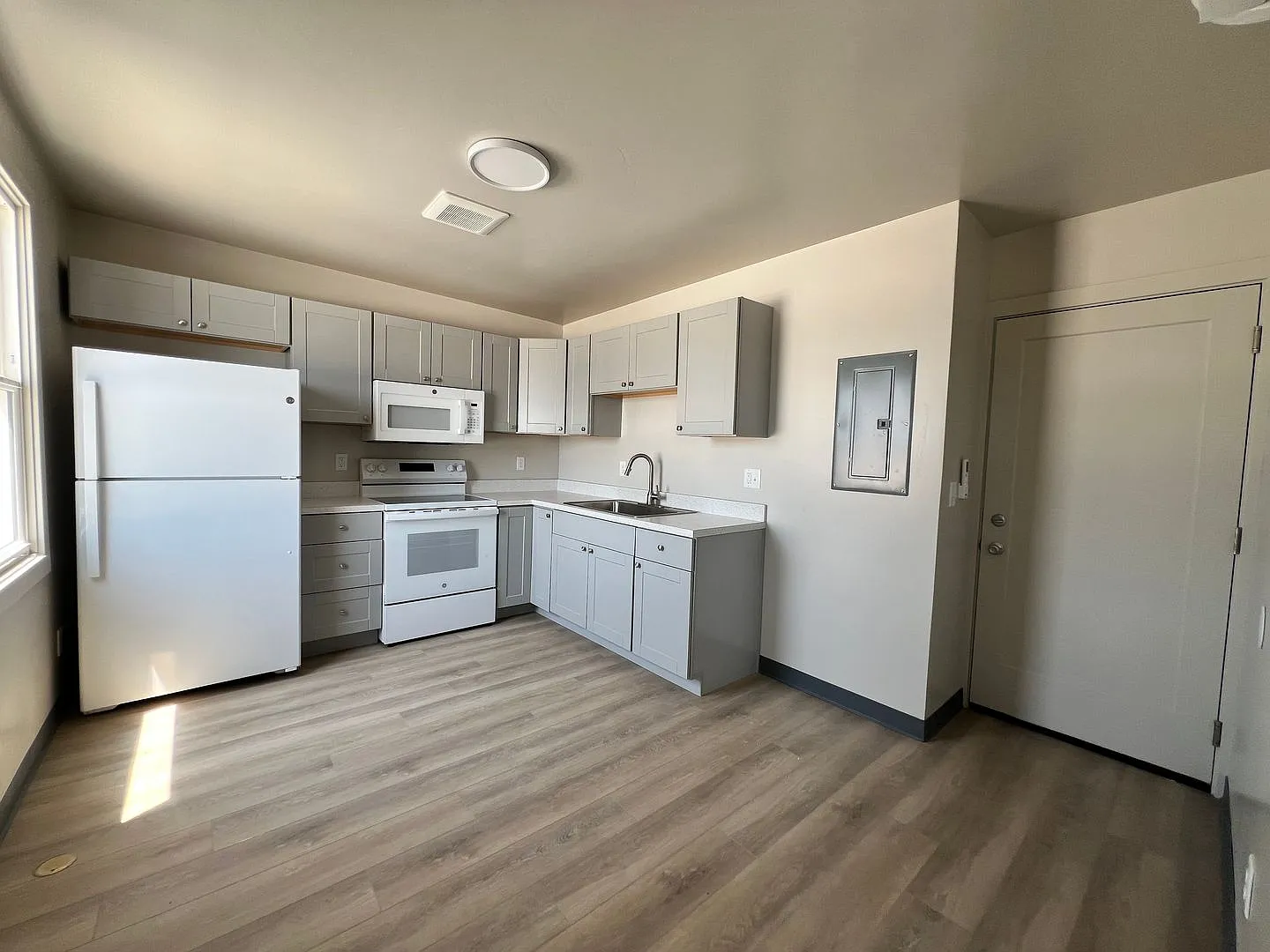 Milmor Apartments — Photo 3
