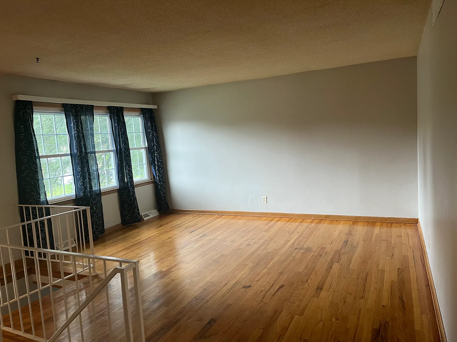 3 bed, 1.5 bath, 1400 sqft, $1,700 — Photo 2