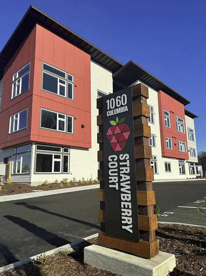 Strawberry Court Apartments — Photo 2
