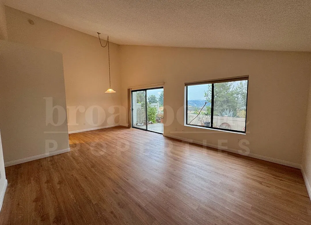 3 bed, 1056 sqft, $3,295 — Photo 2