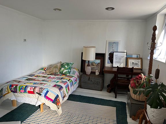 Bedroom/sitting area with natural light