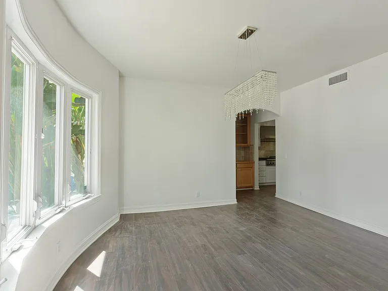 22100 Tiara St — Photo 9
