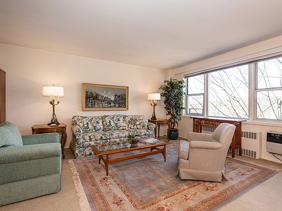 09_1WashingtonSquareApt6A_2018_Livingroom_HiRes.jpg