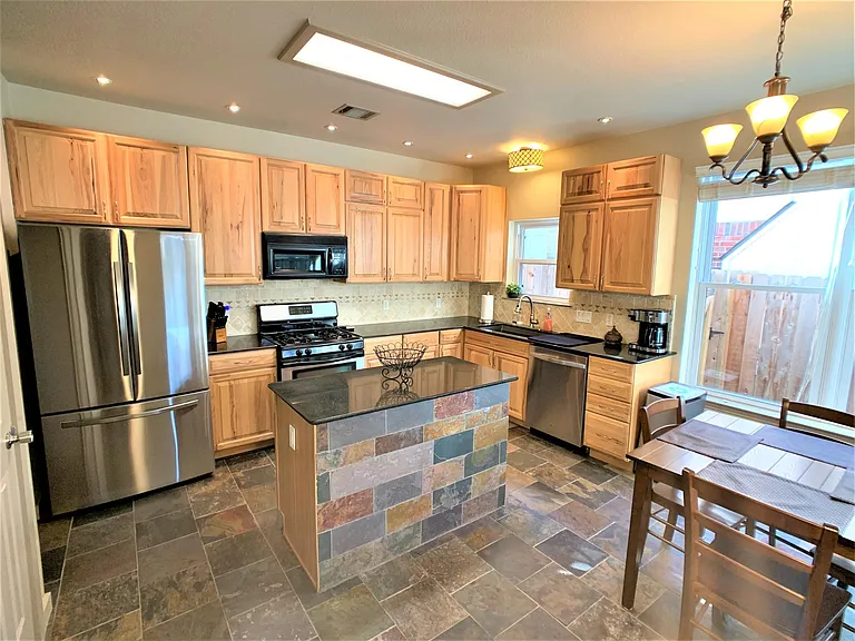 7712 Earp Way — Photo 3