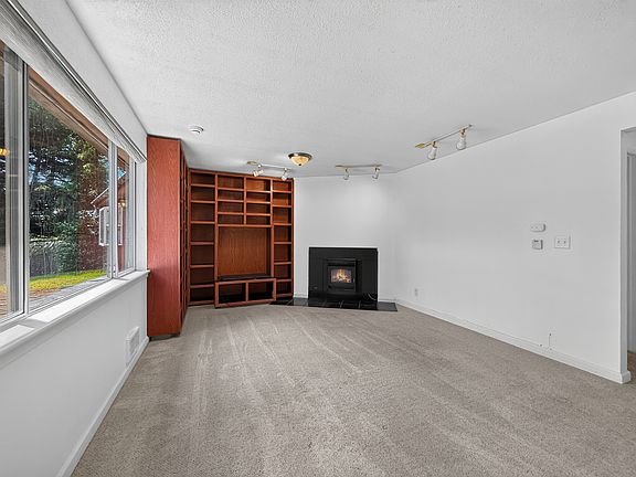4th image of 5025 S 167th St