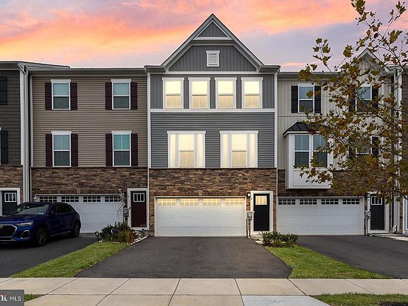 3rd image of 6 Dolcie Ln