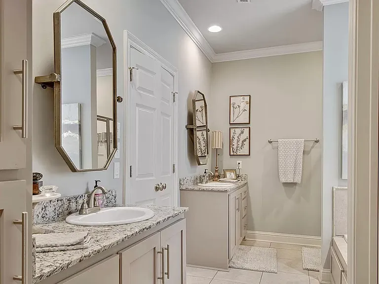 205 Oak Path Dr — Photo 4